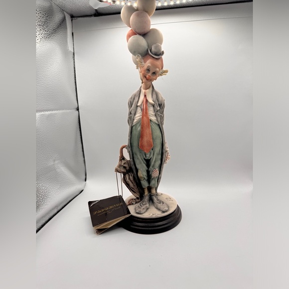 GIUSEPPE ARMANI FIGURINE HOBO CLOWN WITH BALLOONS, 14 1/4" TALL, SIGNED - Picture 2 of 9